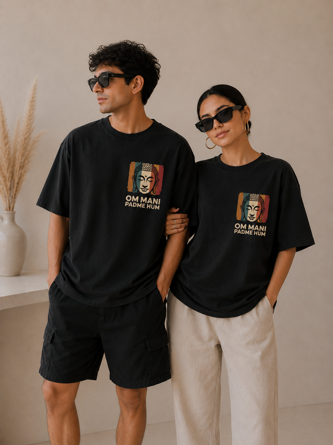 Two people wearing black t-shirts with a共同设计 logo and text.
